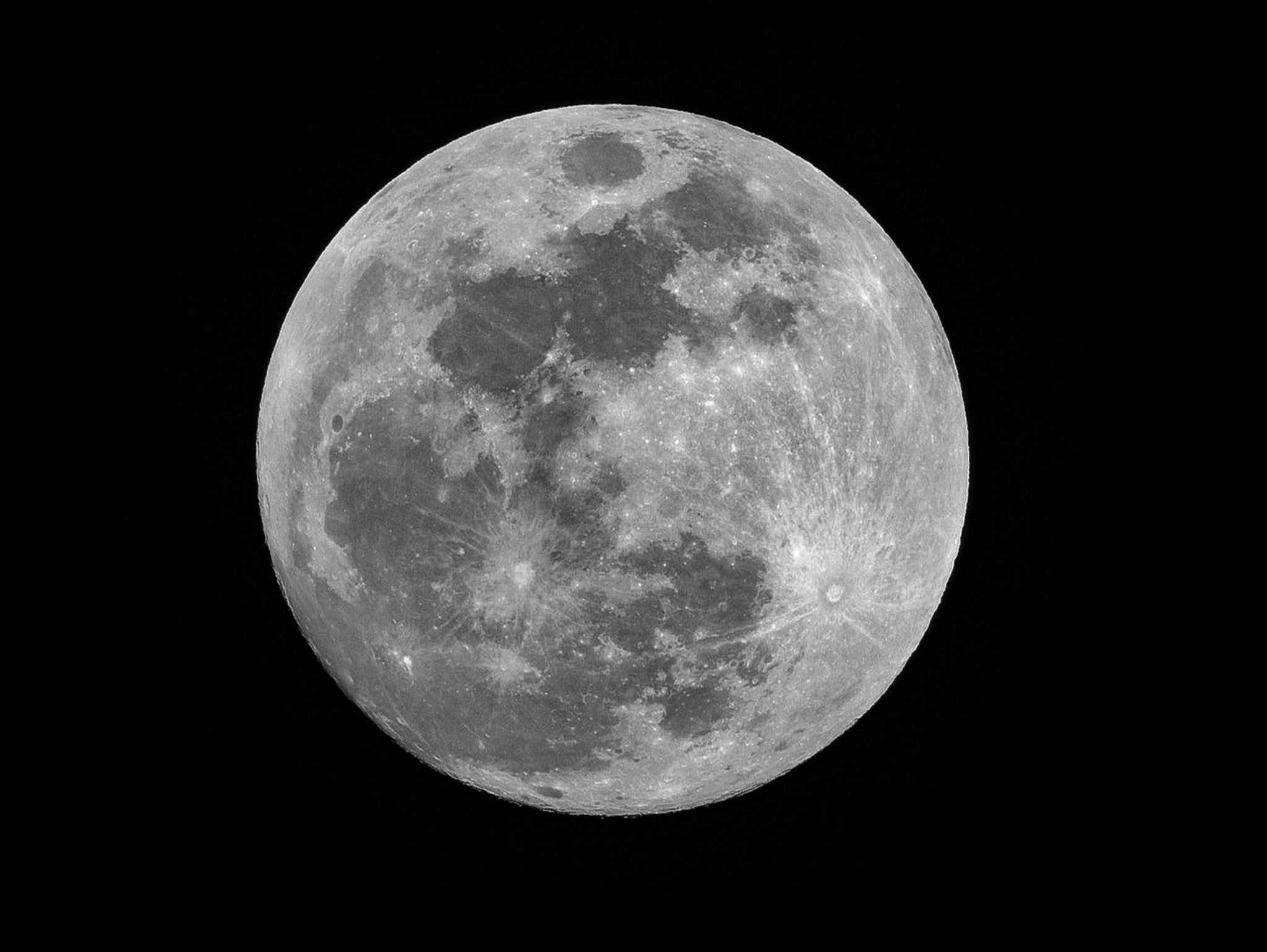 Pleine Lune photographiée en détail, avec ses mers sombres et ses cratères à rayons