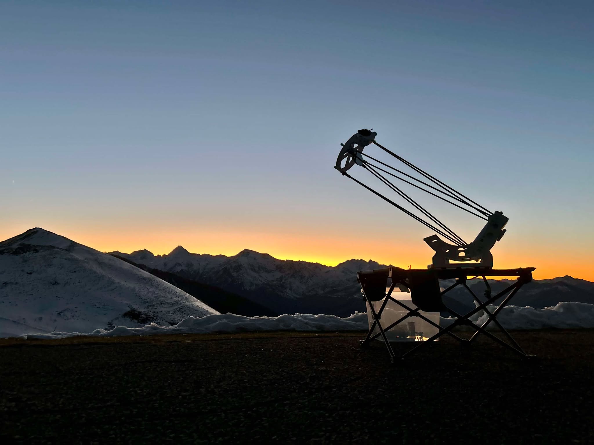 télescope imprimé en 3D avec vue sur les pyrénées et couché de soleil.